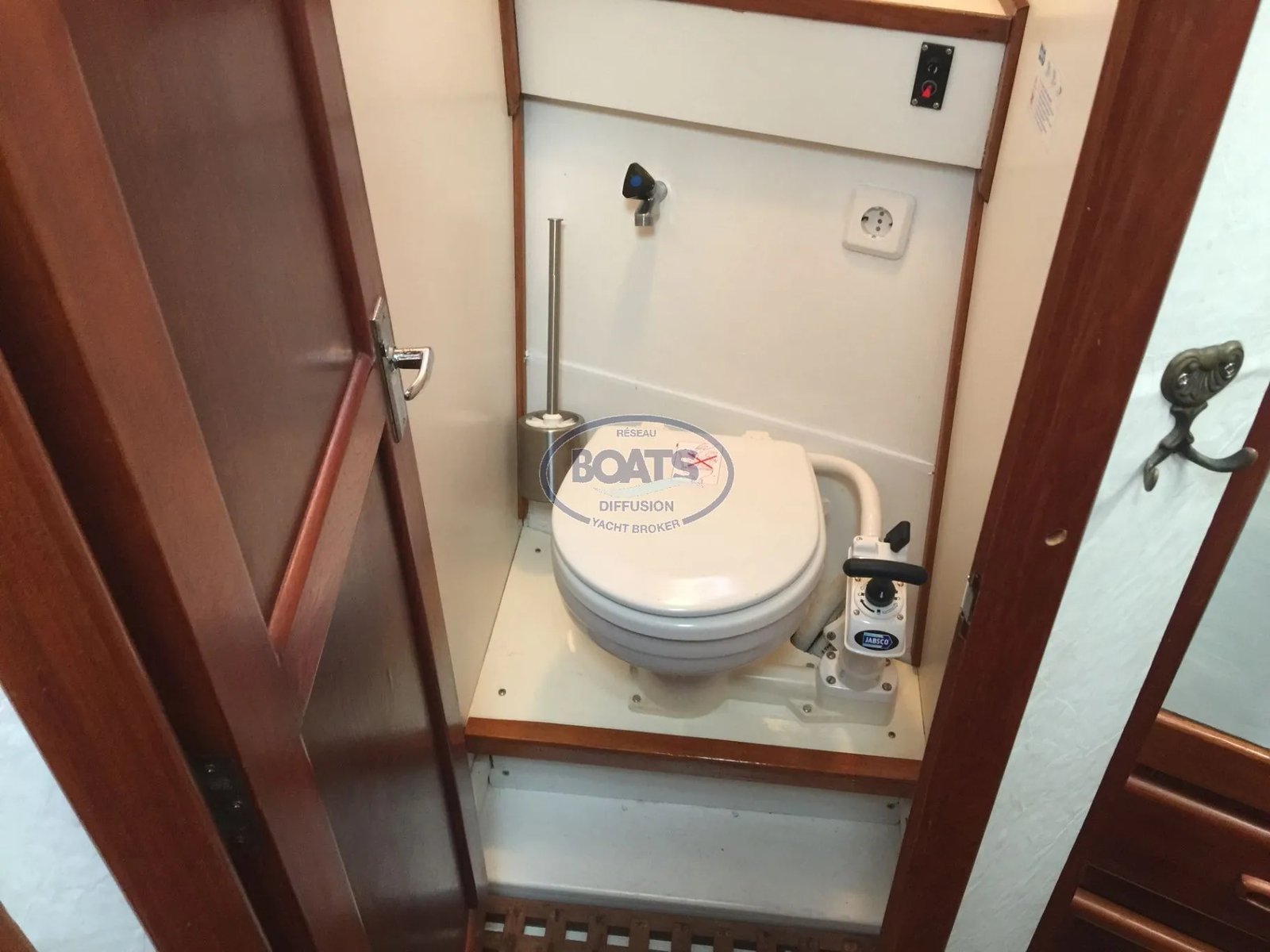
								Aquila Queen 33 1984 full									