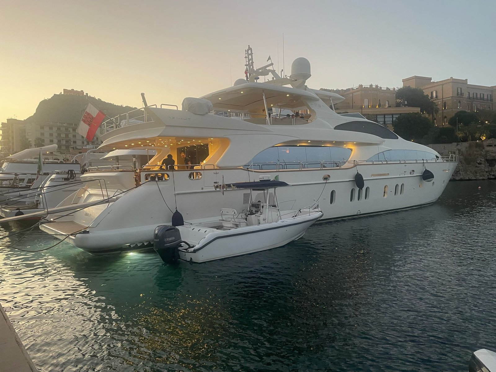 2006 116.5 feet Azimut 116